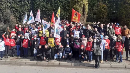 Fabrikada işçilerinden halaylı eylem
