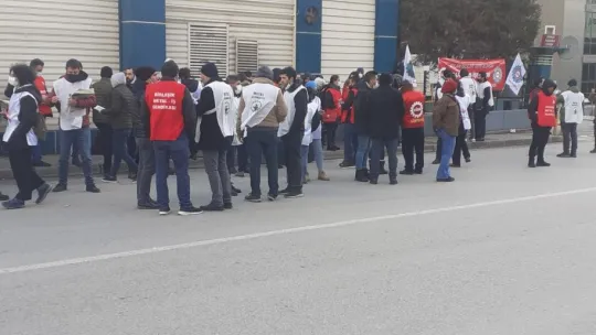 Fabrikada işçilerinden halaylı eylem