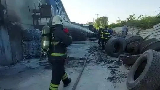 Fabrikadaki dev lastikler alevlere teslim oldu
