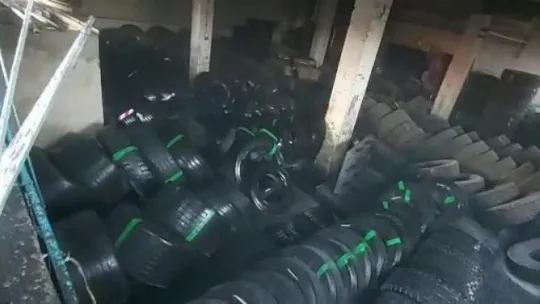 Fabrikadaki dev lastikler alevlere teslim oldu