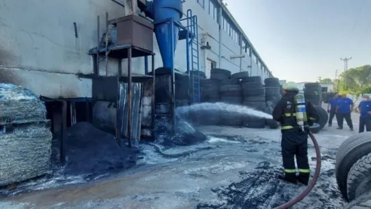Fabrikadaki dev lastikler alevlere teslim oldu