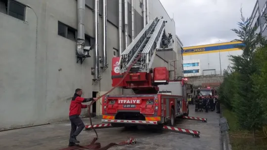 Fabrikanın bacasında yangın çıktı