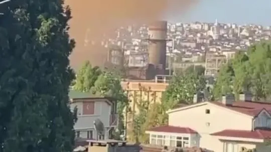 Fabrikanın bacasından çıkan duman isyan ettirdi