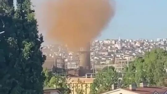 Fabrikanın bacasından çıkan duman isyan ettirdi