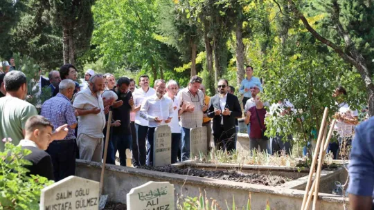 Fahrettin Altun teyzesinin cenaze törenine katıldı