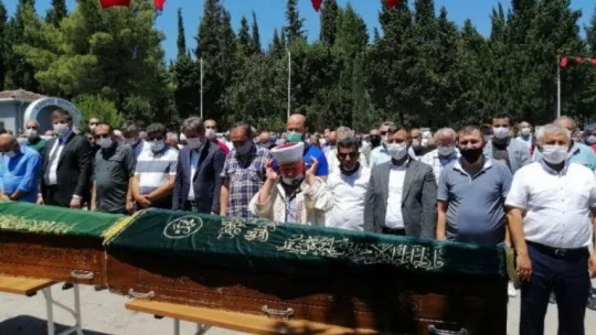 Feci kazada hayatını kaybeden aile toprağa verildi