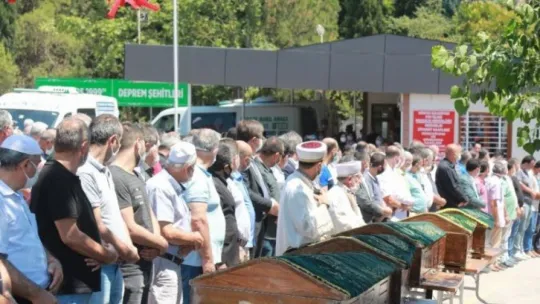 Feci kazada hayatını kaybeden aile toprağa verildi