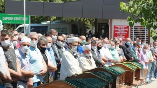 Feci kazada hayatını kaybeden aile toprağa verildi