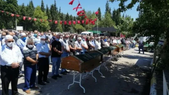 Feci kazada hayatını kaybeden aile toprağa verildi