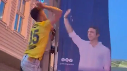 Fenerbahçe taraftarlarından Ali Koç'un afişlerine saldırı