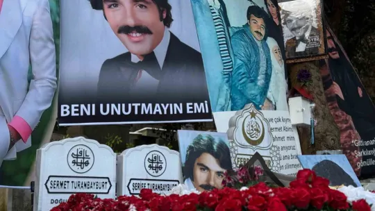 Ferdi Tayfur vefatının 1. yıl dönümünde mezarı başında anıldı