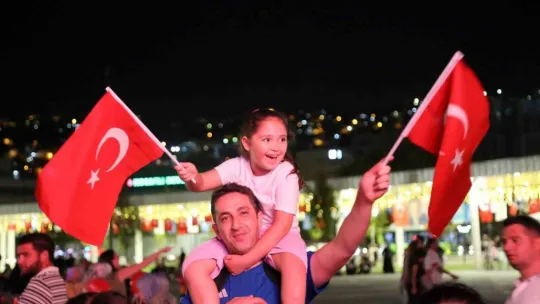 Fettah Can binlerce seveni ile Zafer Bayramı'nı kutladı