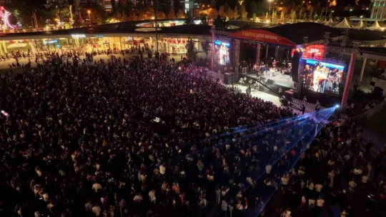 Fettah Can binlerce seveni ile Zafer Bayramı'nı kutladı