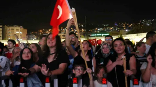 Fettah Can binlerce seveni ile Zafer Bayramı'nı kutladı