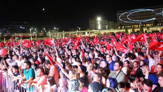 Fettah Can binlerce seveni ile Zafer Bayramı'nı kutladı