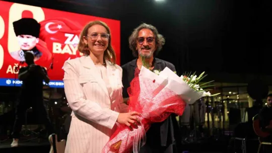 Fettah Can binlerce seveni ile Zafer Bayramı'nı kutladı