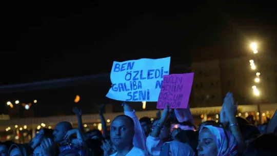 Fettah Can binlerce seveni ile Zafer Bayramı'nı kutladı