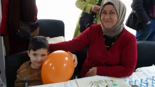 Filizden Çınara etkinliği: Büyükler torunlarıyla boyama yaptı