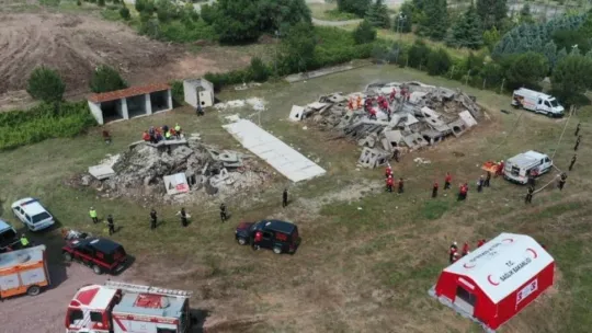Film gibi tatbikat nefesleri kesti