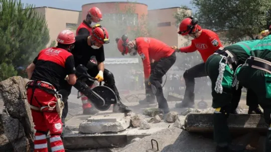 Film gibi tatbikat nefesleri kesti