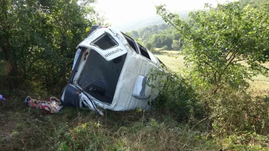Fındık işçilerini taşıyan minibüs devrildi: yaralılar var