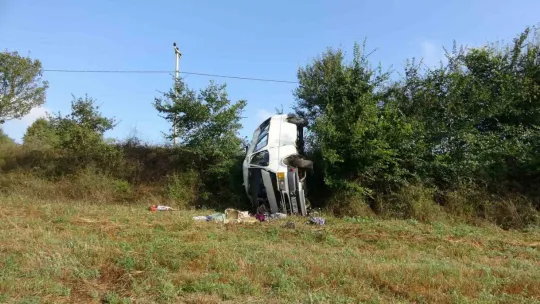 Fındık işçilerini taşıyan minibüs devrildi: yaralılar var