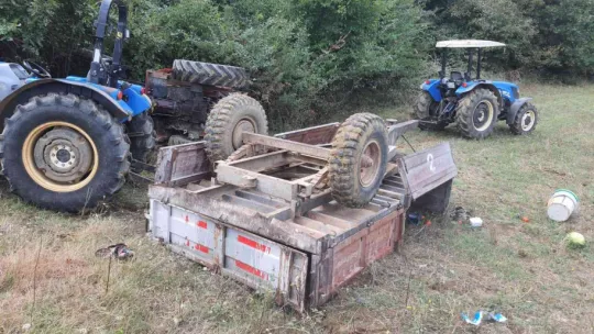 Traktör devrildi: 1 ölü, 4 yaralı