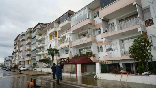 Fırtına felç etti: Evler suyla doldu, vatandaşlar dışarıya çıkamadı