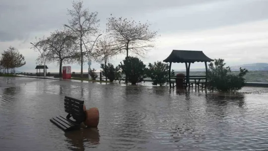 Fırtına felç etti: Evler suyla doldu, vatandaşlar dışarıya çıkamadı