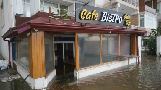 Fırtına felç etti: Evler suyla doldu, vatandaşlar dışarıya çıkamadı