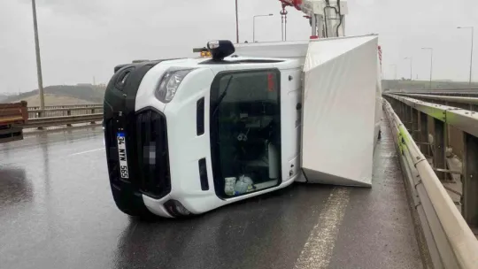 Fırtınada seyir halindeki kamyonet devrildi