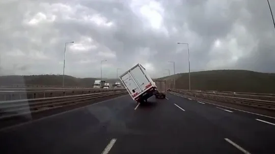 Fırtınada seyir halindeki kamyonet devrildi