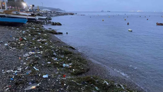Fırtınanın ardından deniz kenarı çöplüğe döndü