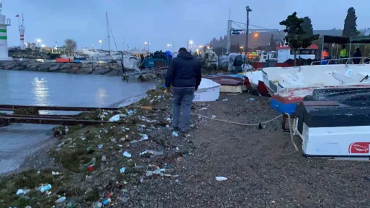 Fırtınanın ardından deniz kenarı çöplüğe döndü