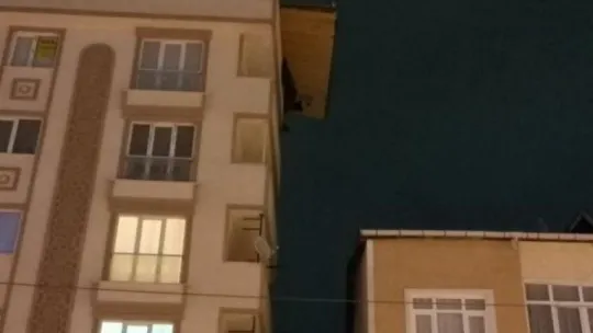Fırtınanın uçurduğu çatı, başka bir binanın üzerinde saatlerce asılı kaldı!