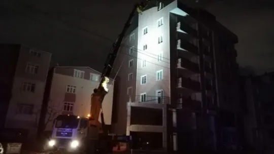 Fırtınanın uçurduğu çatı, başka bir binanın üzerinde saatlerce asılı kaldı!