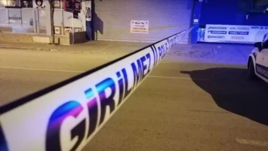 Fırtınanın uçurduğu çatı, başka bir binanın üzerinde saatlerce asılı kaldı!