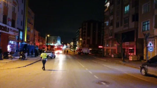 Fırtınanın uçurduğu çatı, başka bir binanın üzerinde saatlerce asılı kaldı!