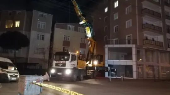 Fırtınanın uçurduğu çatı, başka bir binanın üzerinde saatlerce asılı kaldı!