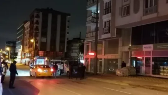 Fırtınanın uçurduğu çatı, başka bir binanın üzerinde saatlerce asılı kaldı!
