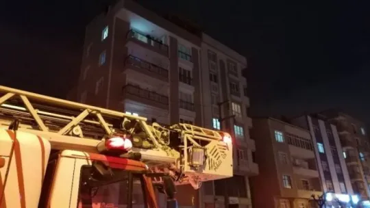 Fırtınanın uçurduğu çatı, başka bir binanın üzerinde saatlerce asılı kaldı!