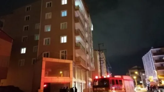 Fırtınanın uçurduğu çatı, başka bir binanın üzerinde saatlerce asılı kaldı!