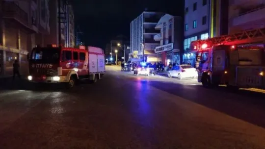 Fırtınanın uçurduğu çatı, başka bir binanın üzerinde saatlerce asılı kaldı!