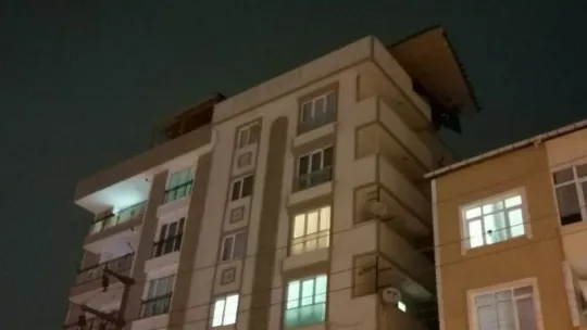 Fırtınanın uçurduğu çatı, başka bir binanın üzerinde saatlerce asılı kaldı!