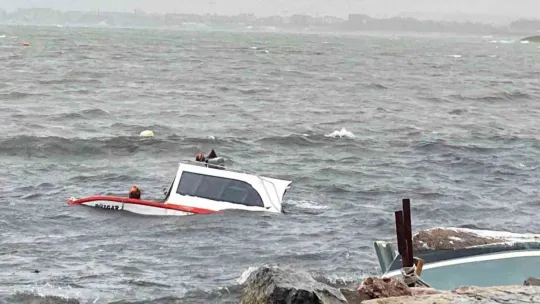 Fırtınaya dayanamayan tekneler karaya vurdu