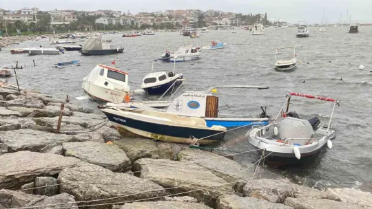 Fırtınaya dayanamayan tekneler karaya vurdu