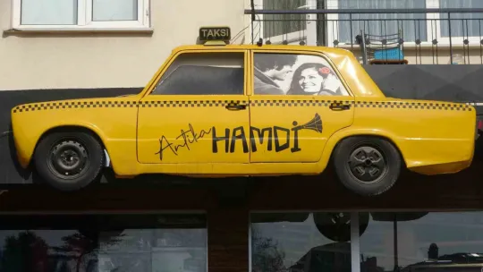 Fiyatlara kızdı, ortadan kestiği efsane otomobili tabela yaptı