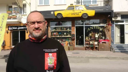 Fiyatlara kızdı, ortadan kestiği efsane otomobili tabela yaptı