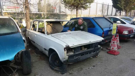 Fiyatlara kızdı, ortadan kestiği efsane otomobili tabela yaptı