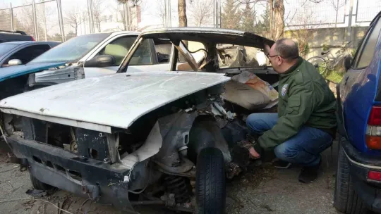 Fiyatlara kızdı, ortadan kestiği efsane otomobili tabela yaptı